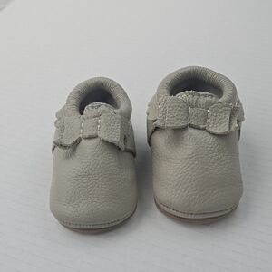 Freshly Picked Gray Leather Bow Mocc Sz 3